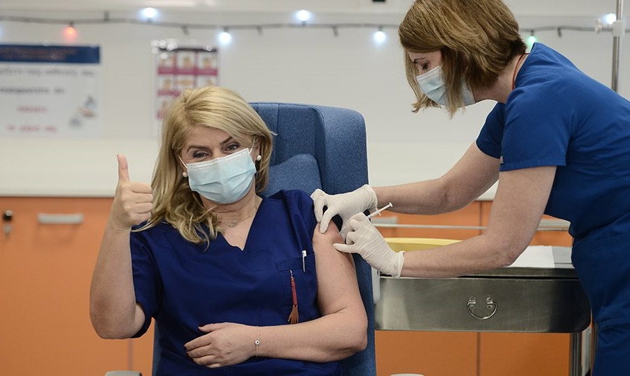 Ο πρώτος εμβολιασμός στην Ελλάδα, νοσηλεύτρια σε ΜΕΘ στον Ευαγγελισμό 1