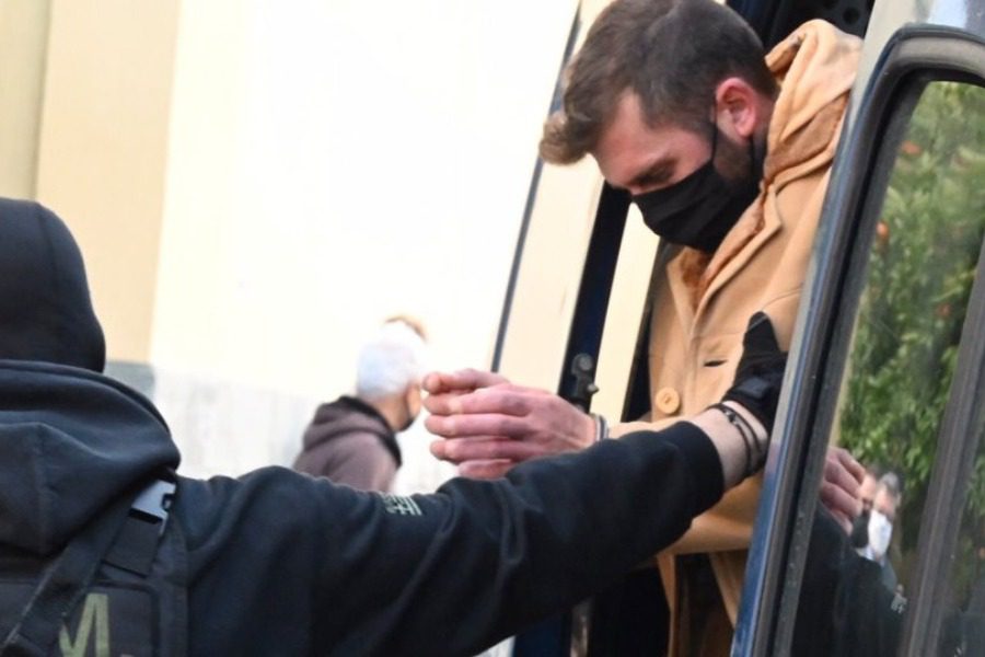 Σοκάρει η κατάθεση της νεαρής ιστιοπλόου: «Με βίαzε δίπλα στον πατέρα μου» 1