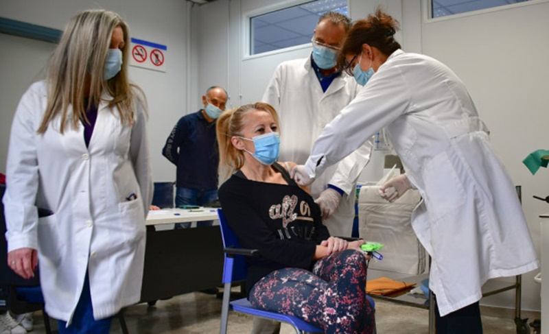 Κορονοϊός: Ξεκινάν τα ραντεβού εμβολιασμού για τους άνω των 85 ετών - Ποια είναι η διαδικασία 1