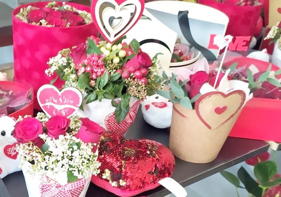 Ένα φιλί και λουλούδια το καλύτερο δώρο αγάπης 6