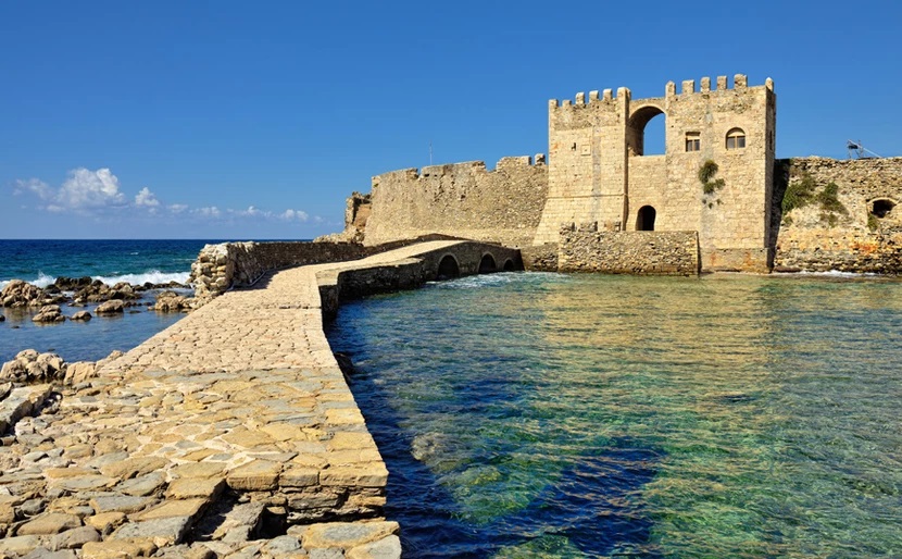 Το κάστρο στη Μεσσηνία που μοιάζει να αναδύεται από τη θάλασσα 12