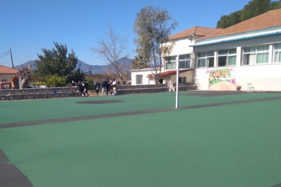Πλαστικοποίηση γηπέδων μπάσκετ και βόλεϊ σε σχολεία και πάρκα της Καλαμάτας