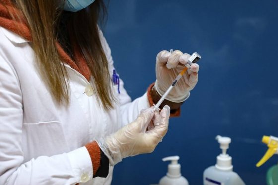 Ξεκινούν οι εμβολιασμοί για τον κοροναϊό ‑ Όλες οι αλλαγές