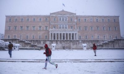 Καιρός: Εκχιονιστικό στο Κολωνάκι έβγαλε η κακοκαιρία Μήδεια - Χιόνια στο Σύνταγμα 56