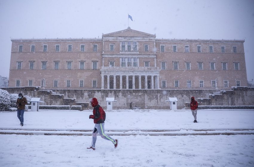 Καιρός: Εκχιονιστικό στο Κολωνάκι έβγαλε η κακοκαιρία Μήδεια - Χιόνια στο Σύνταγμα 1