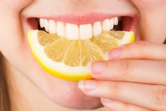 9 φυσικοί τρόποι για λεύκανση δοντιών στο σπίτι σε 3 λεπτά