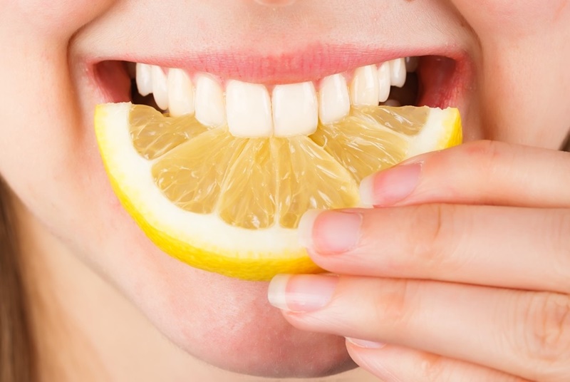 9 φυσικοί τρόποι για λεύκανση δοντιών στο σπίτι σε 3 λεπτά 1