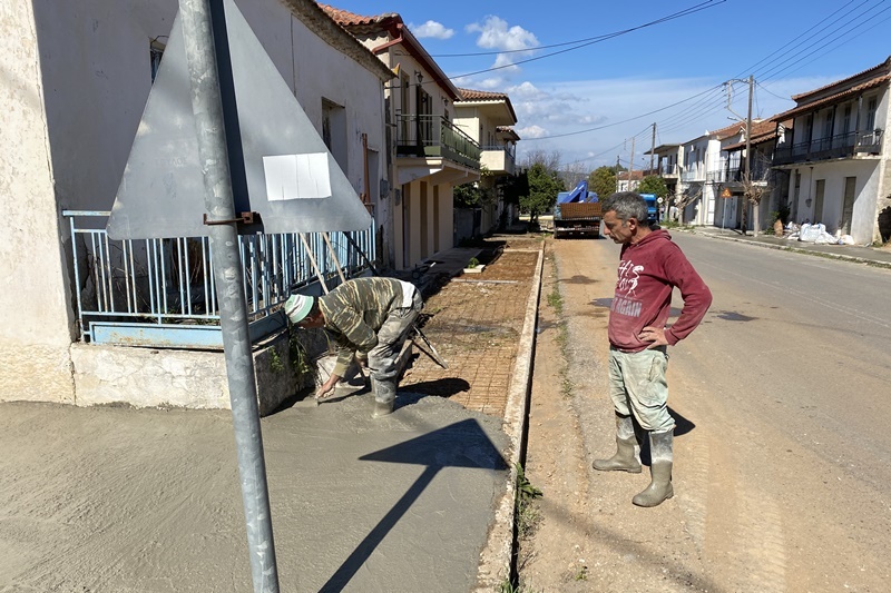 Ο Δήμαρχος Μεσσήνης επέβλεψε την κατασκευή πεζοδρομίων σε Νέα Κορώνη και Ανάληψη 9