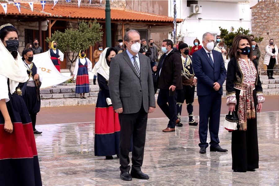 Η Γιάννα Αγγελοπούλου με παραδοσιακή ενδυμασία στη Μάνη 6