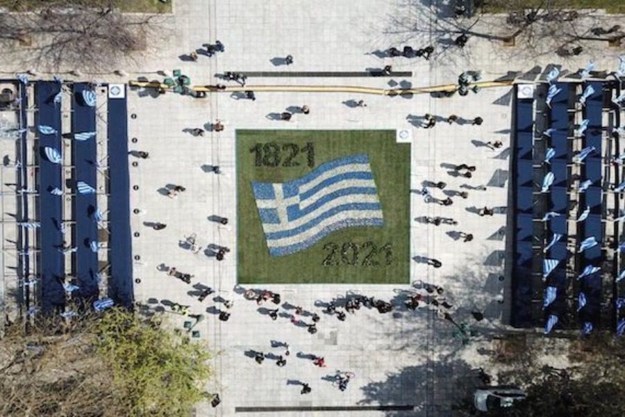 25η Μαρτίου: Εντυπωσιακές εικόνες της γαλανόλευκης Αθήνας από ψηλά 7