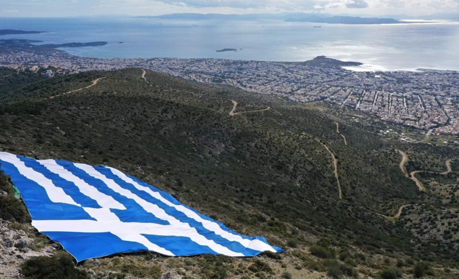 Τεράστια σημαία 4.000 τετραγωνικών τοποθέτησε στον Υμηττό o Δήμος Γλυφάδας 11