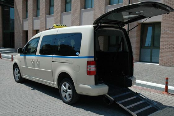 Ηλεία: Εγκρίθηκε η πρώτη άδεια ταξί για ΑμεΑ στην Ελλάδα για όχημα με διασκευασμένη ράμπα