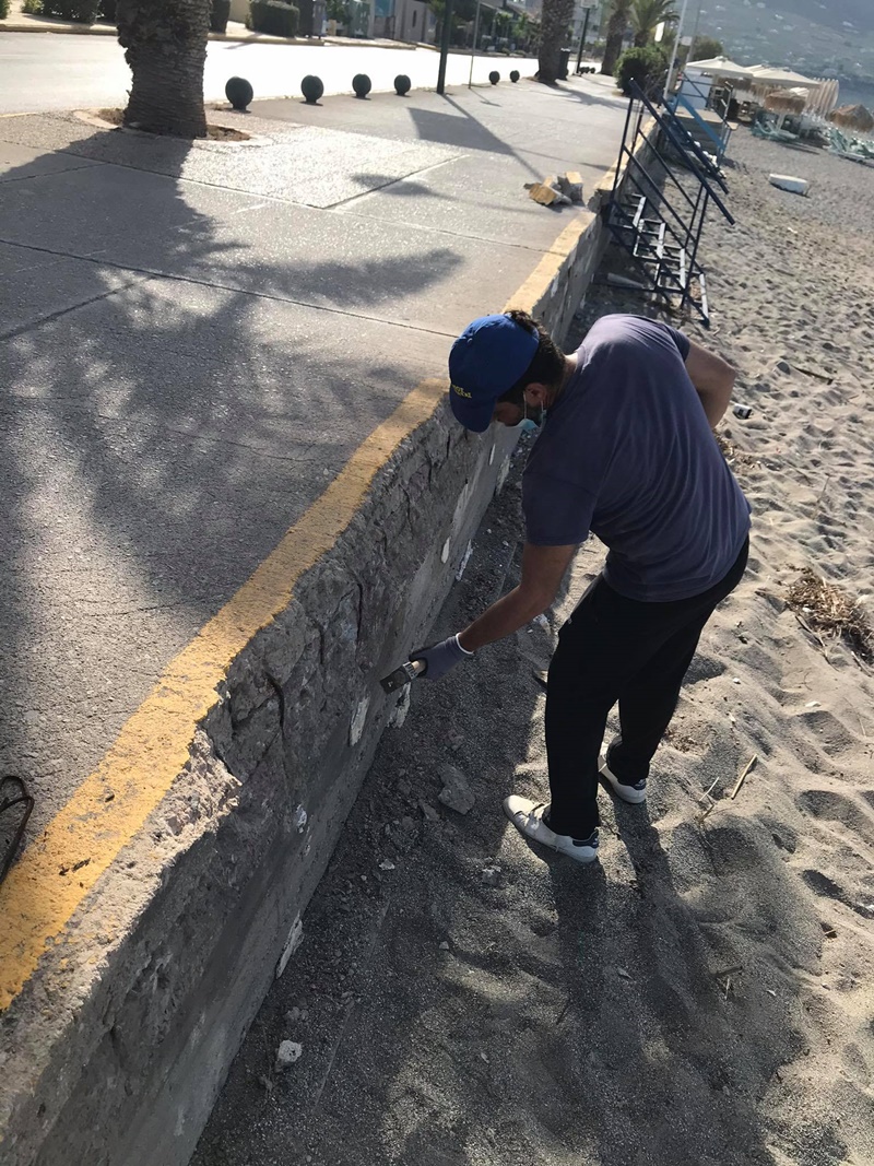 μηχάνημα του δήμου καθαρίζει τη δυτική παραλία - εργασίες και στην οδό ναυαρίνου 7