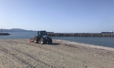 μηχάνημα του δήμου καθαρίζει τη δυτική παραλία - εργασίες και στην οδό ναυαρίνου 23