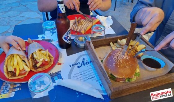 Bonjour: Μπουγάτσα Θεσσαλονίκης και τα πιο πολυσυζητημένα burgers στο ιστορικό κέντρο Καλαμάτας