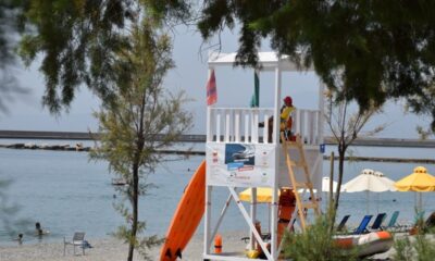 αναρτήθηκαν οι γαλάζιες σημαίες στις παραλίες του δήμου καλαμάτας 31