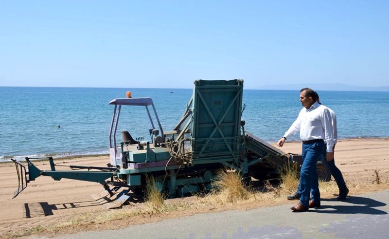 Μηχανήματα του Δήμου καθαρίζουν τη Δυτική Παραλία 4
