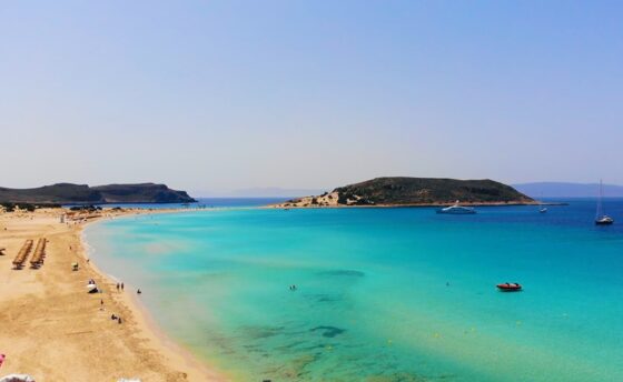Βρίσκεται σε ελληνικό νησάκι αλλά μοιάζει με παραλία της Kαραϊβικής!