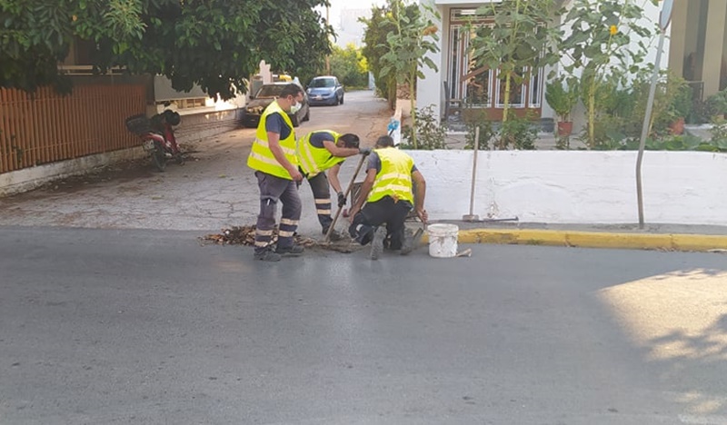 Συνεργεία της ΔΕΥΑ Καλαμάτας καθαρίζουν τα φρεάτια 7