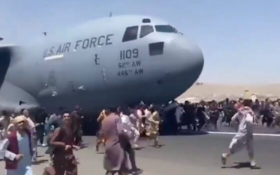 Αφγανιστάν: Συγκλονίζει η εικόνα με ανθρώπους «κρεμασμένους» σε αεροσκάφος των ΗΠΑ