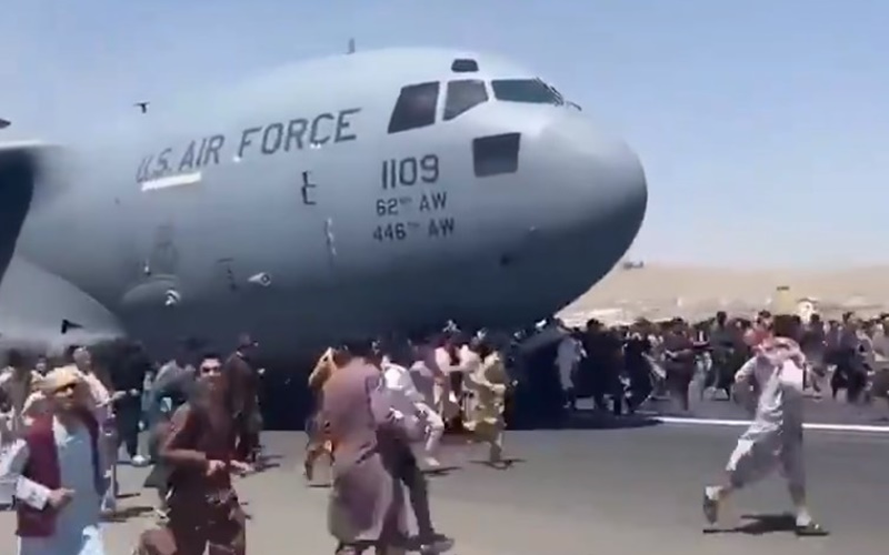 Αφγανιστάν: Συγκλονίζει η εικόνα με ανθρώπους «κρεμασμένους» σε αεροσκάφος των ΗΠΑ 1