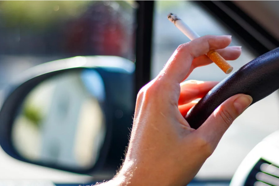 πρόστιμο για τη ρίψη αναμμένου τσιγάρου από αυτοκίνητο - οι δυο «καμπάνες 5