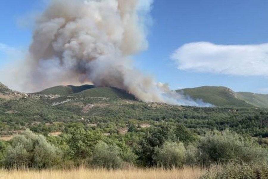 Φωτιά στη Μεγαλόπολη απειλεί σπίτια στον οικισμό Καλύβια ‑ Μήνυμα από το 112 1
