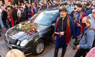 Η Ελλάδα αποχαιρετά τον Μίκη Θεοδωράκη: 96 βρακοφόροι και πλήθος κόσμου στα Χανιά 3