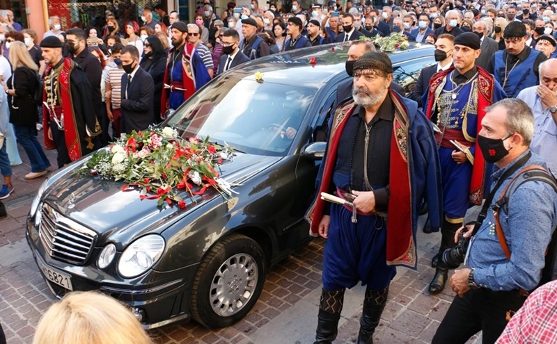 Η Ελλάδα αποχαιρετά τον Μίκη Θεοδωράκη: 96 βρακοφόροι και πλήθος κόσμου στα Χανιά 1