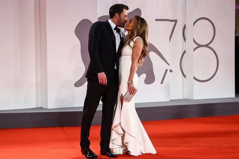 J.Lo ‑ Ben Affleck: Εμφανίστηκαν στο κόκκινο χαλί της Βενετίας και έγινε χαμός 3