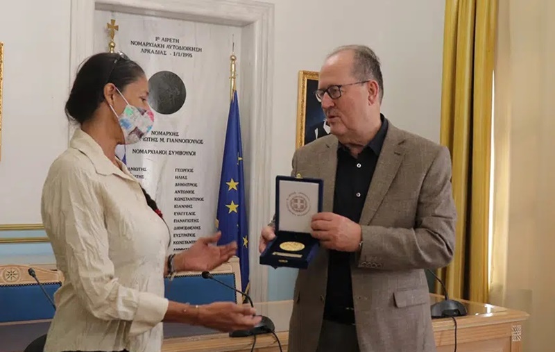 Τιμητική πλακέτα της ΑΜΟΤΟΕ στον περιφερειάρχη Πελοποννήσου Π. Νίκα 3