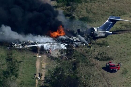 Εικόνες σοκ από αεροσκάφος που συνετρίβη κι όλοι οι επιβαίνοντες σώθηκαν