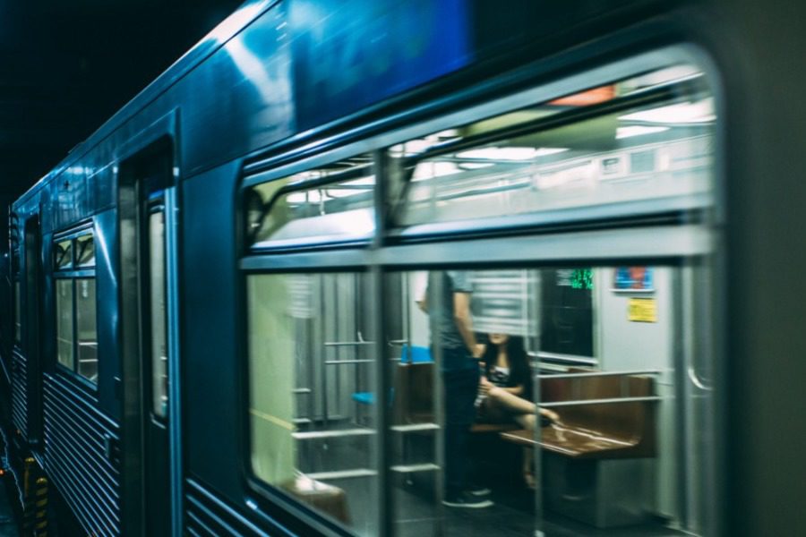 Αδιανόητο : Γυναίκα έπεσε θύμα βιασμού σε μετρό και οι συνεπιβάτες τραβούσαν βίντεο 1