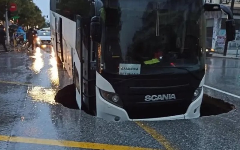 υποχώρησε οδόστρωμα και «κατάπιε»... λεωφορείο στη θεσσαλονίκη! 1