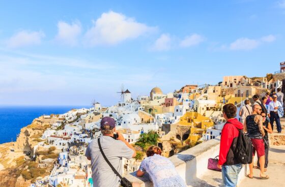 Η ελληνική οικονομία ευελπιστεί να ανακάμψει από τον τουρισμό