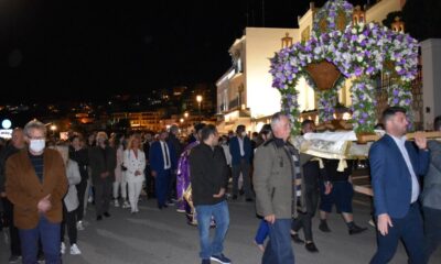 Με κατάνυξη και θρησκευτική ευλάβεια η περιφορά του Επιταφίου στην Πύλο 4