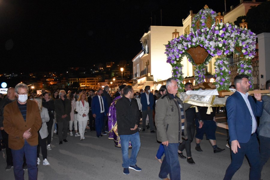 Με κατάνυξη και θρησκευτική ευλάβεια η περιφορά του Επιταφίου στην Πύλο 5