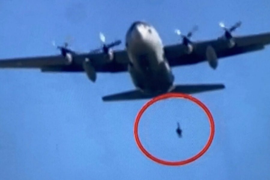 Θρίλερ για Έλληνα αλεξιπτωτιστή: Κρεμόταν επί 4 λεπτά από C-130 1