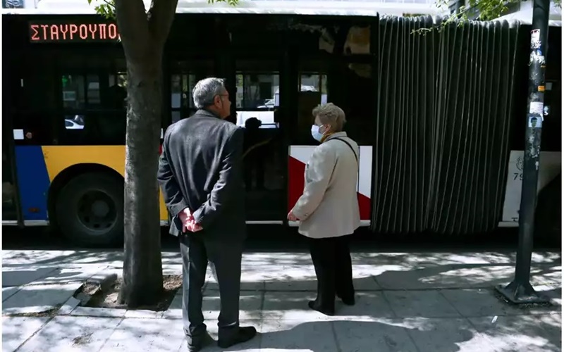 θεσσαλονίκη: το παιδί που κατέβασαν από λεωφορείο επειδή δεν φορούσε μάσκα, περίμενε μιάμιση ώρα μόνο του 1