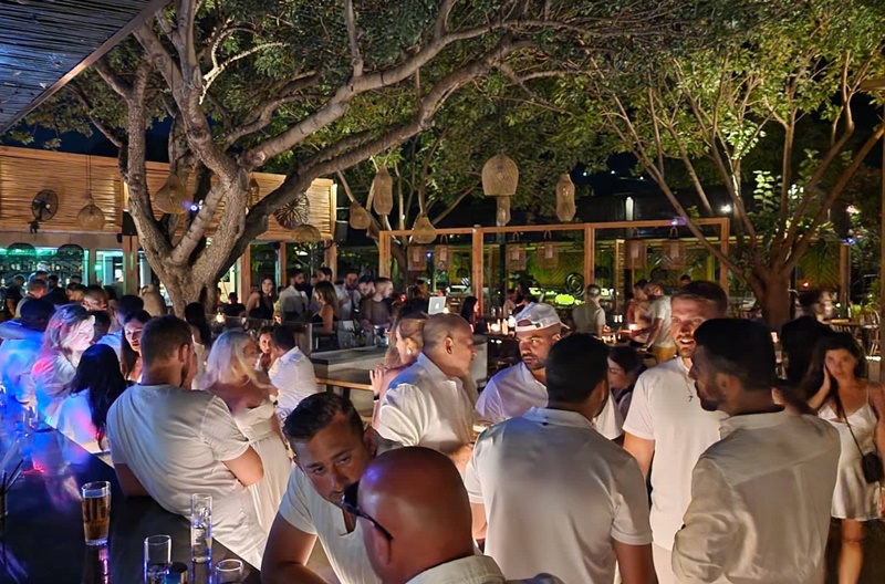 Pre wedding "white party" σε παραλιακό all day bar της Καλαμάτας 5