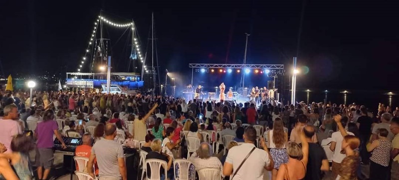 πολιτιστικό καλοκαίρι καλαμάτας 2022: πλήθος κόσμου στη συναυλία με τους «μπλε» 6