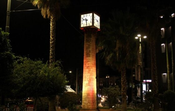Ο Δήμος φωταγώγησε το πέτρινο ρολόι στο Πασαλιμάνι για την Παγκόσμια Ημέρα Ηπατίτιδας