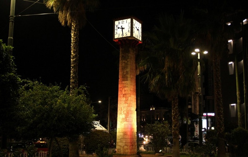 Ο Δήμος φωταγώγησε το πέτρινο ρολόι στο Πασαλιμάνι για την Παγκόσμια Ημέρα Ηπατίτιδας 2