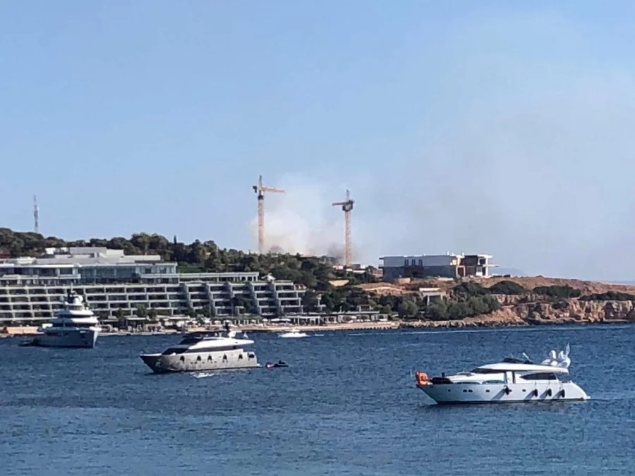 Φωτιά κοντά στον Αστέρα Βουλιαγμένης (εικόνες) 4