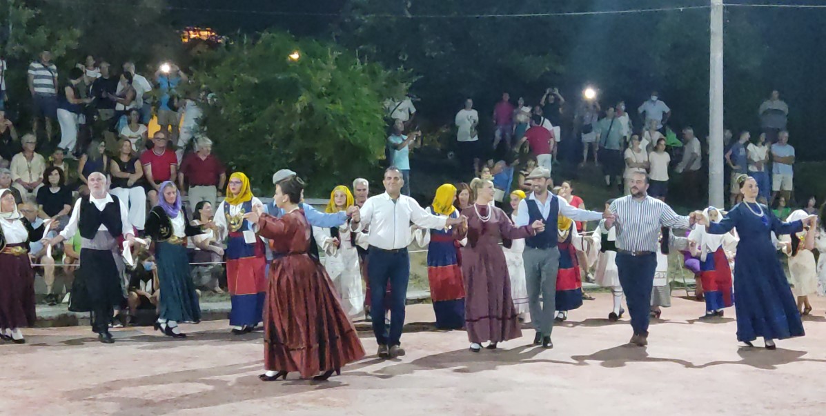 με επιτυχία στέφθηκε  το 1ο αντάμωμα παραδοσιακών χορών δήμου καλαμάτας 8