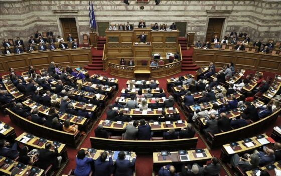 Δέχτηκε η κυβέρνηση την πρόταση Τσίπρα – Ανοίγει νωρίτερα η Βουλή