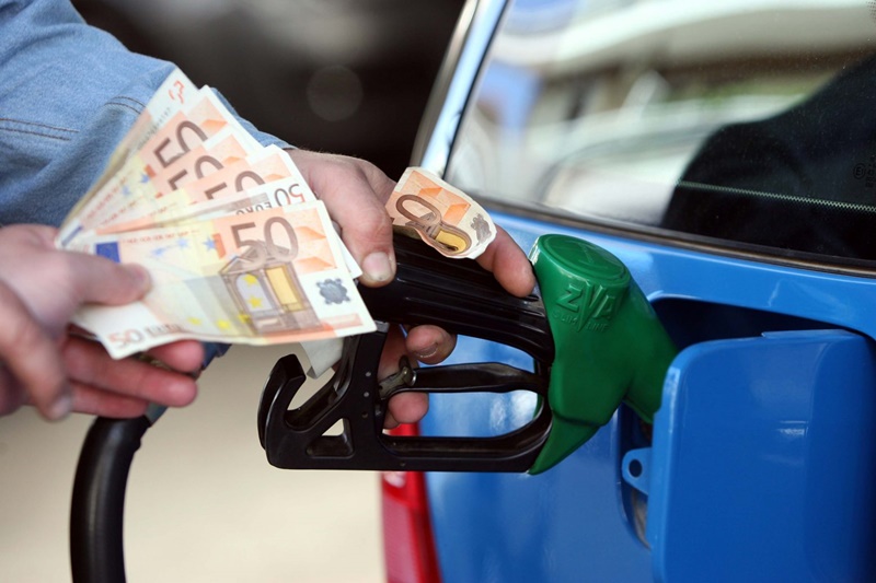  Η τιμή της βενζίνης «πέφτει», πότε «έρχεται» νέα μείωση στα καύσιμα 1