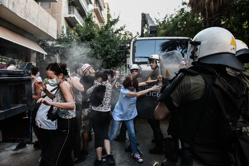 Ένταση μεταξύ κατοίκων και αστυνομίας στα Εξάρχεια για την κατασκευή του Μετρό 39