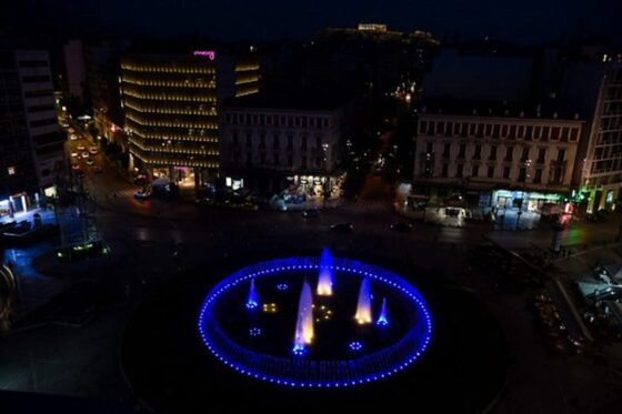 Στα χρώματα της Ουκρανίας το σιντριβάνι της Ομόνοιας ως φόρος τιμής στην επέτειο ανεξαρτησίας της χώρας