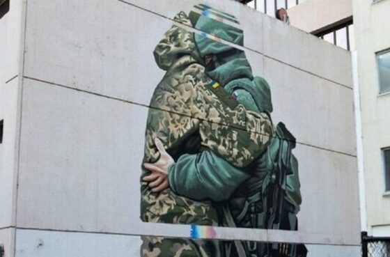 Μελβούρνη : Γκράφιτι προκαλεί αντιδράσεις απεικονίζει Ρώσο και Ουκρανό στρατιώτη να αγκαλιάζονται